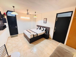 Hauz Khas Villa - Near Fort and Lake